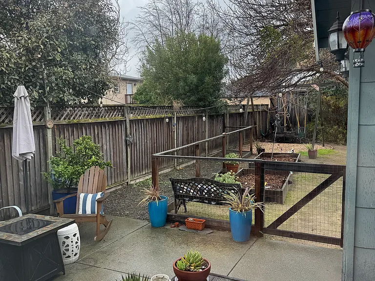 Backyard and patio~ includes use of fire pit and furniture
