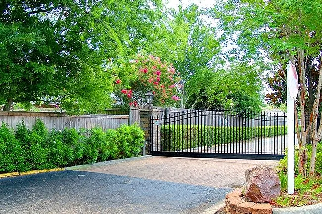 Colonial Manor — Photo 4