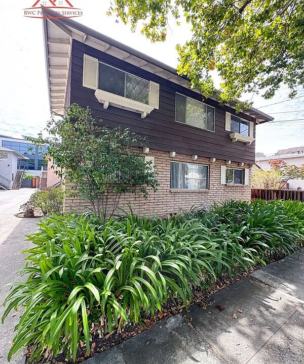 411 College Ave #B