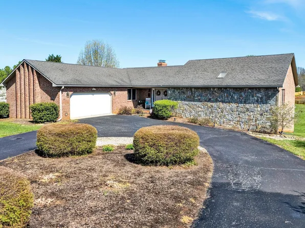 103 April Ln, Vinton, VA 24179