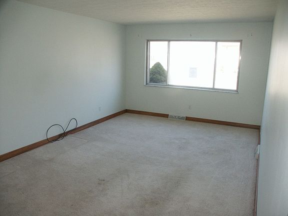 2nd image of 1213 Oakfield Dr S