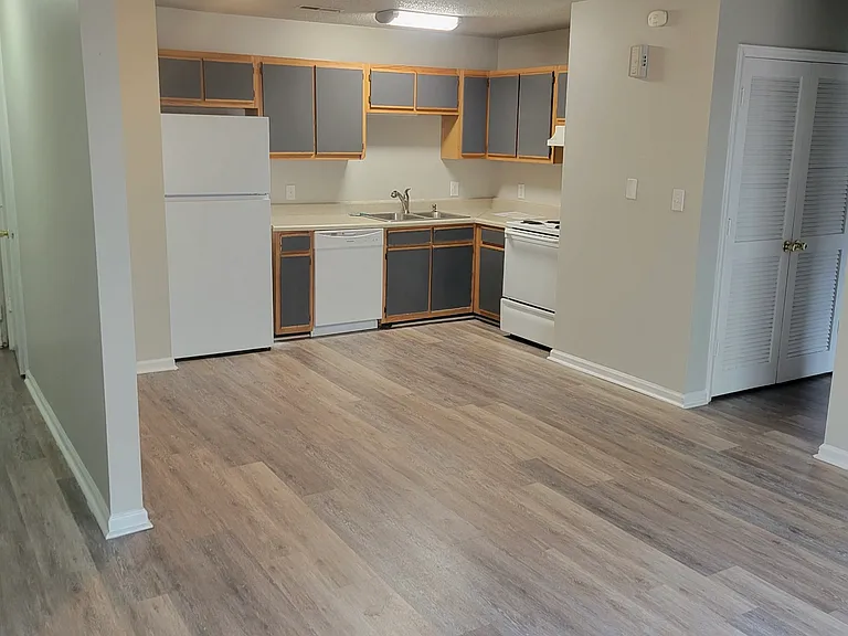 Maple Ridge Apartments — Photo 12