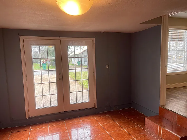 1011 S Van Buren St — Photo 12