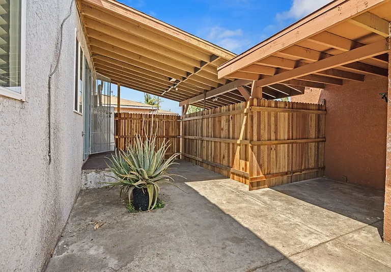 11012 S Eastwood Ave — Photo 10
