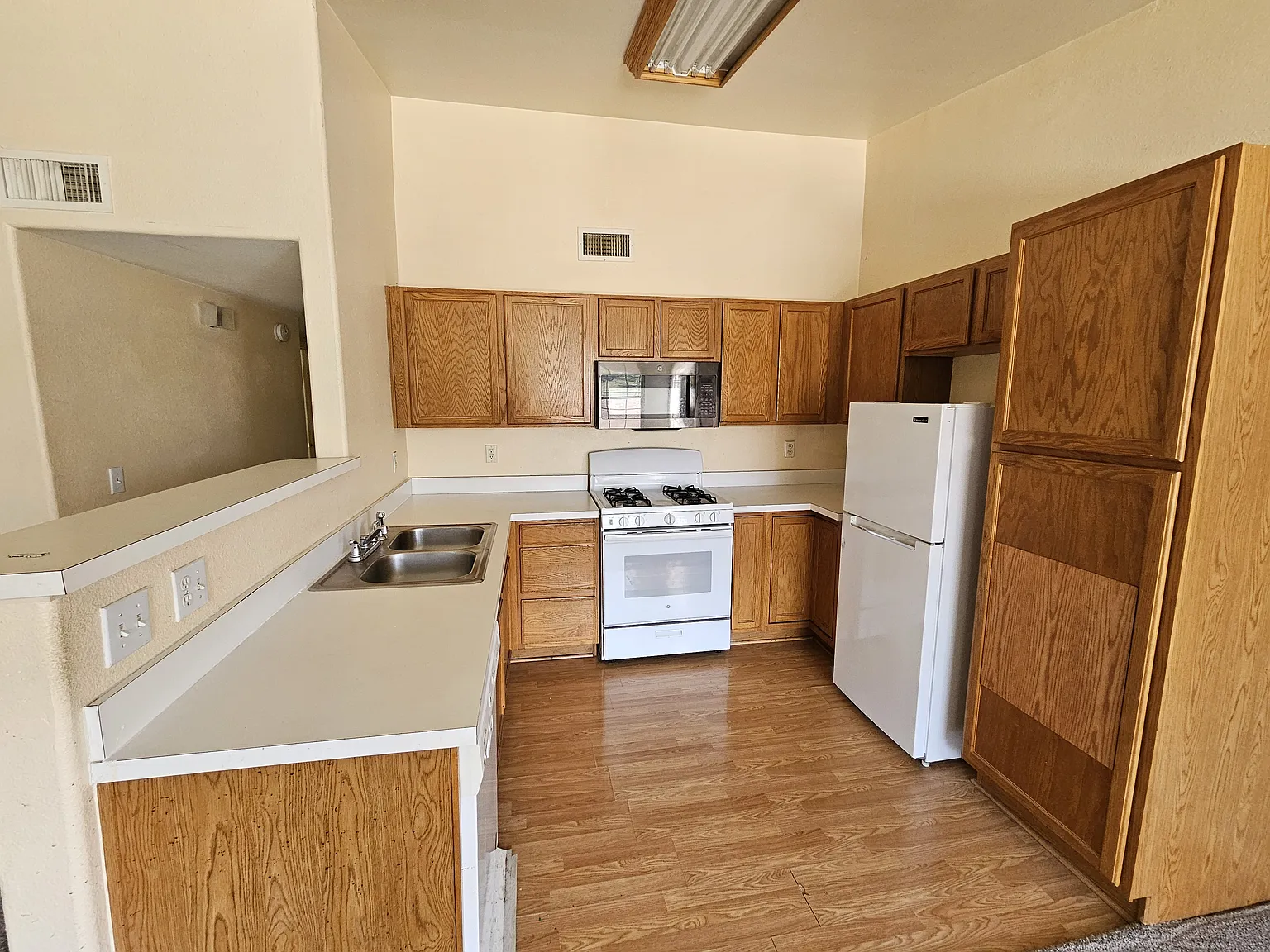 3 bed, 1250 sqft, $2,250 — Photo 2