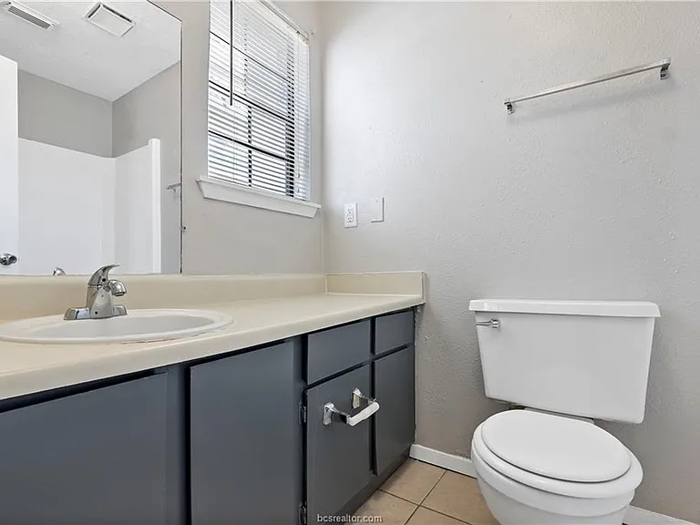 1112 Autumn Cir #D — Photo 12
