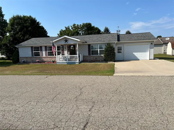 2293 Dennis St, Croswell, MI 48422