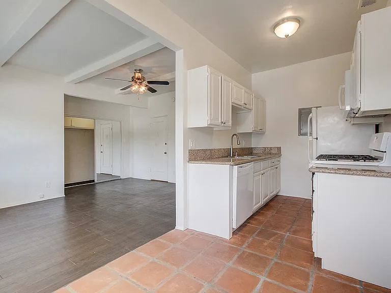 232 S Reeves Dr — Photo 38