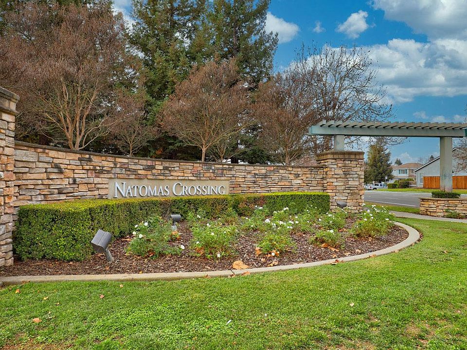 Natomas crossing entry