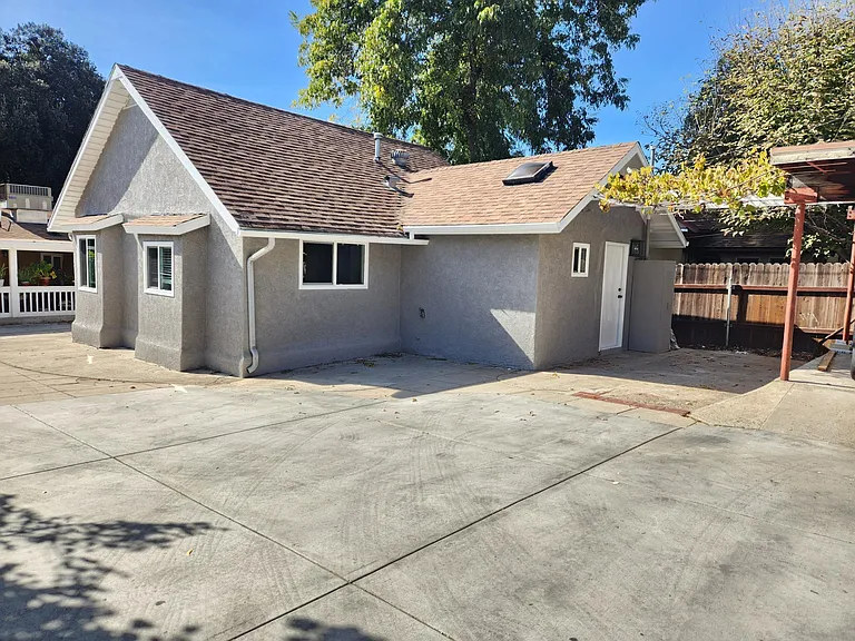 1569 Locust St — Photo 9