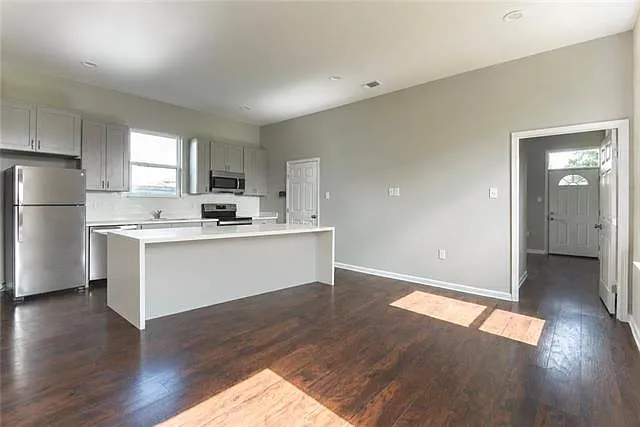 3 bed, 2.0 bath, 1155 sqft, $1,750 — Photo 3