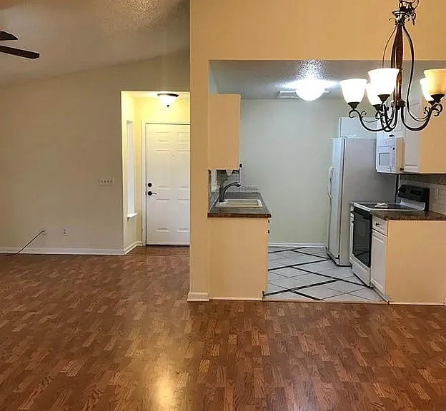743 Coventry Ln #B7 — Photo 3
