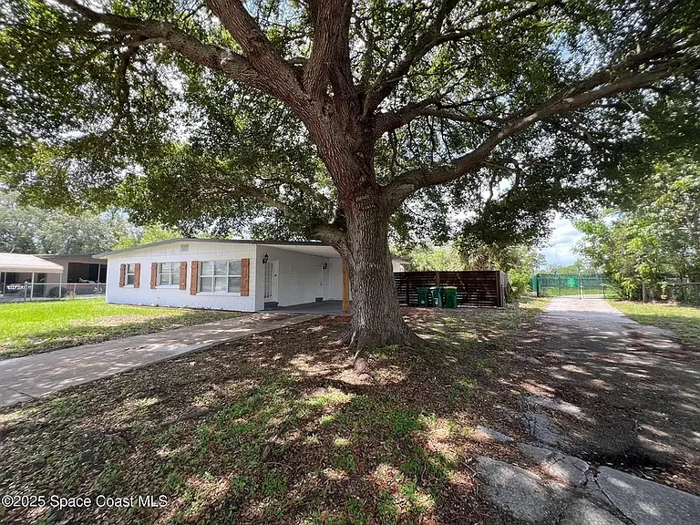 1221 Cypress Ln — Photo 2