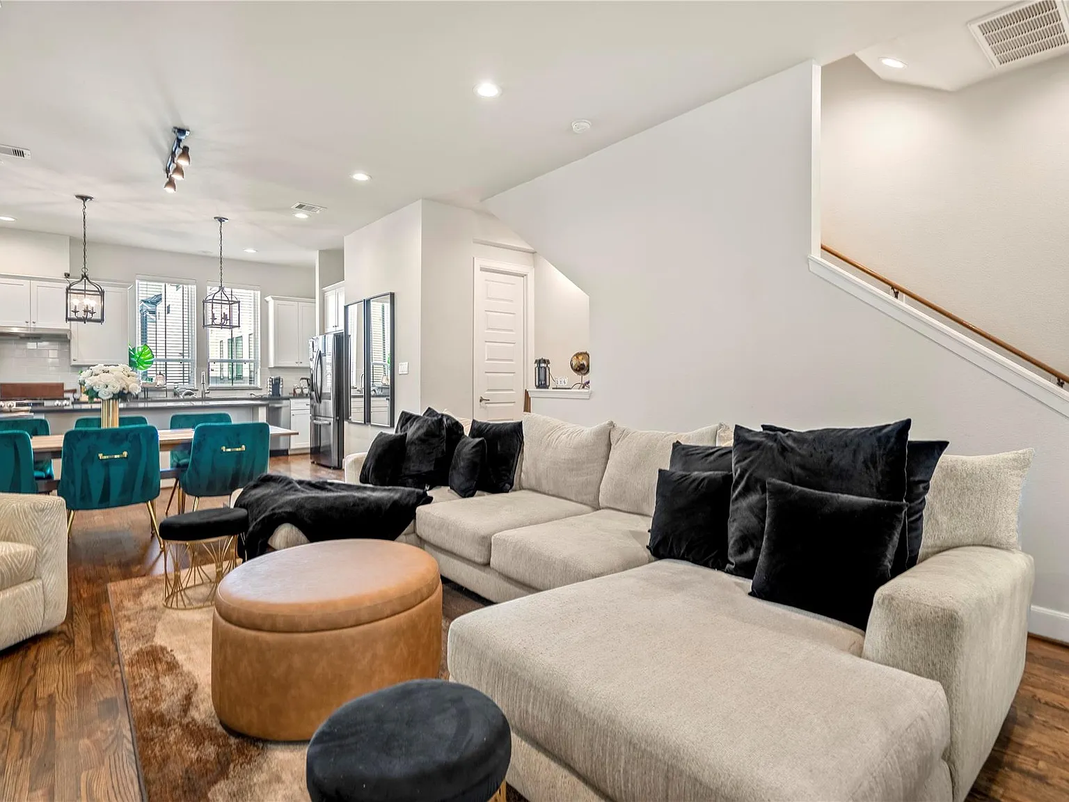 2 bed, 2.5 bath, 1912 sqft, $2,700 — Photo 4