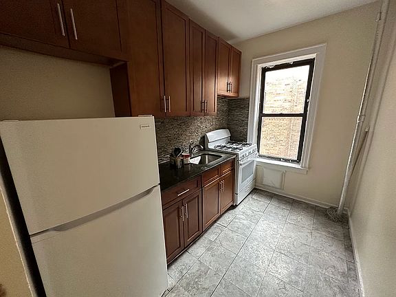 2nd image of 13-21 Jackson Ave #3
