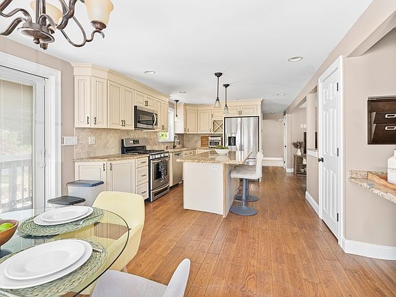 4th image of 11 Woodbury Rd