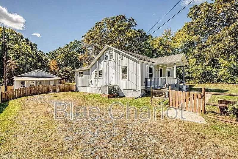 2 bed, 1.0 bath, 840 sqft, $1,600 — Photo 3
