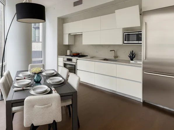 222 East 44th Street image 2 of 11