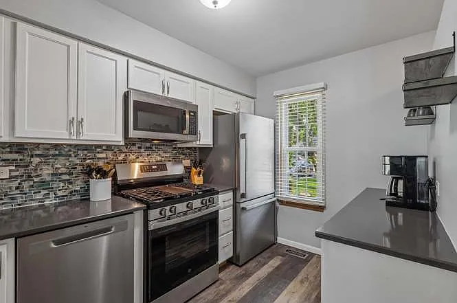 2 bed, 1.5 bath, 1268 sqft, $2,395 — Photo 4