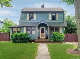 10 Central Pkwy, Merrick, NY 11566