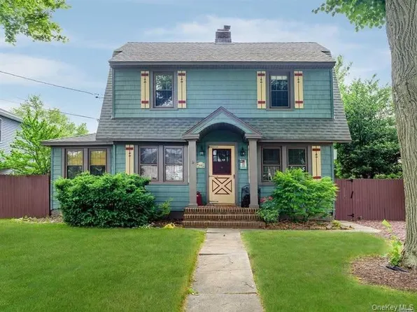 10 Central Parkway, Merrick, NY 11566