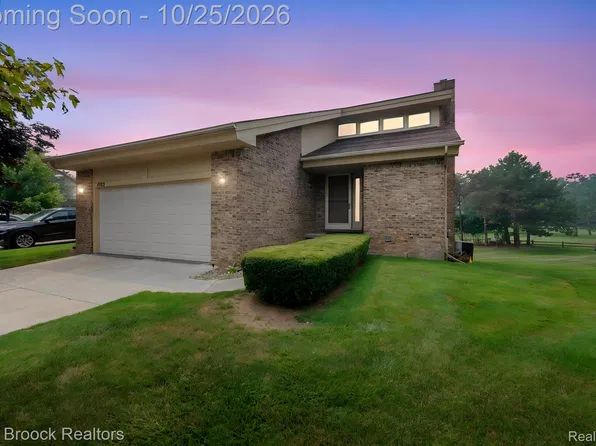 4723 Fairway Ct, Waterford, MI 48328