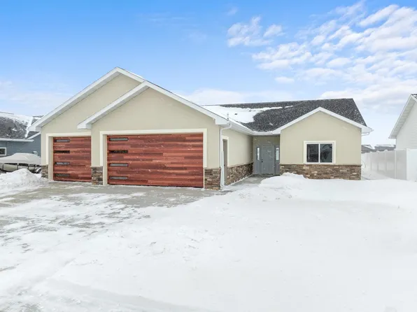 2811 10th St NW, Minot, ND 58703