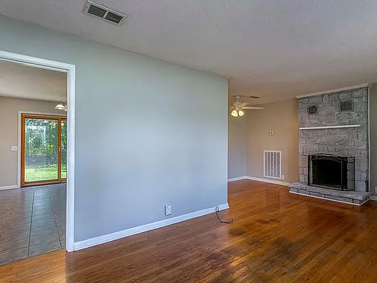 8221 Oxford Dr — Photo 5
