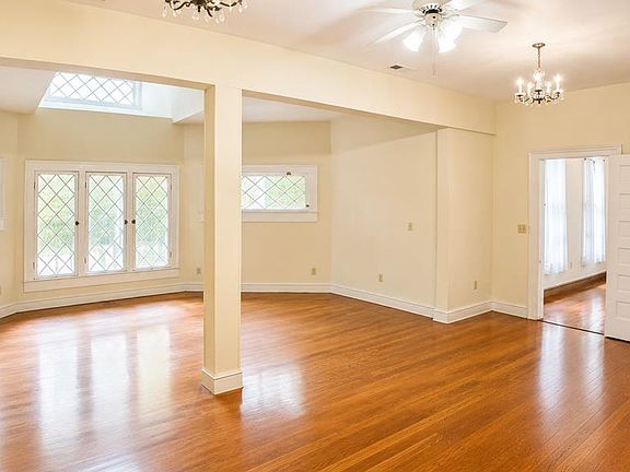 14th image of 510 N Main St