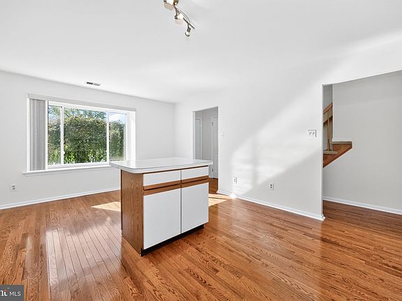 4th image of 122 Pembroke Ct
