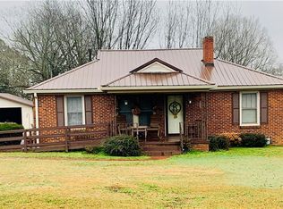 379 W Main St, Donalds, SC 29638