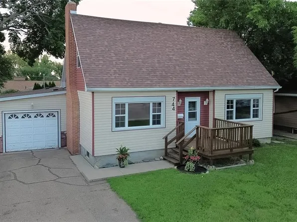 744 Saskatchewan STREET W, Moose Jaw, SK S6H 2T7