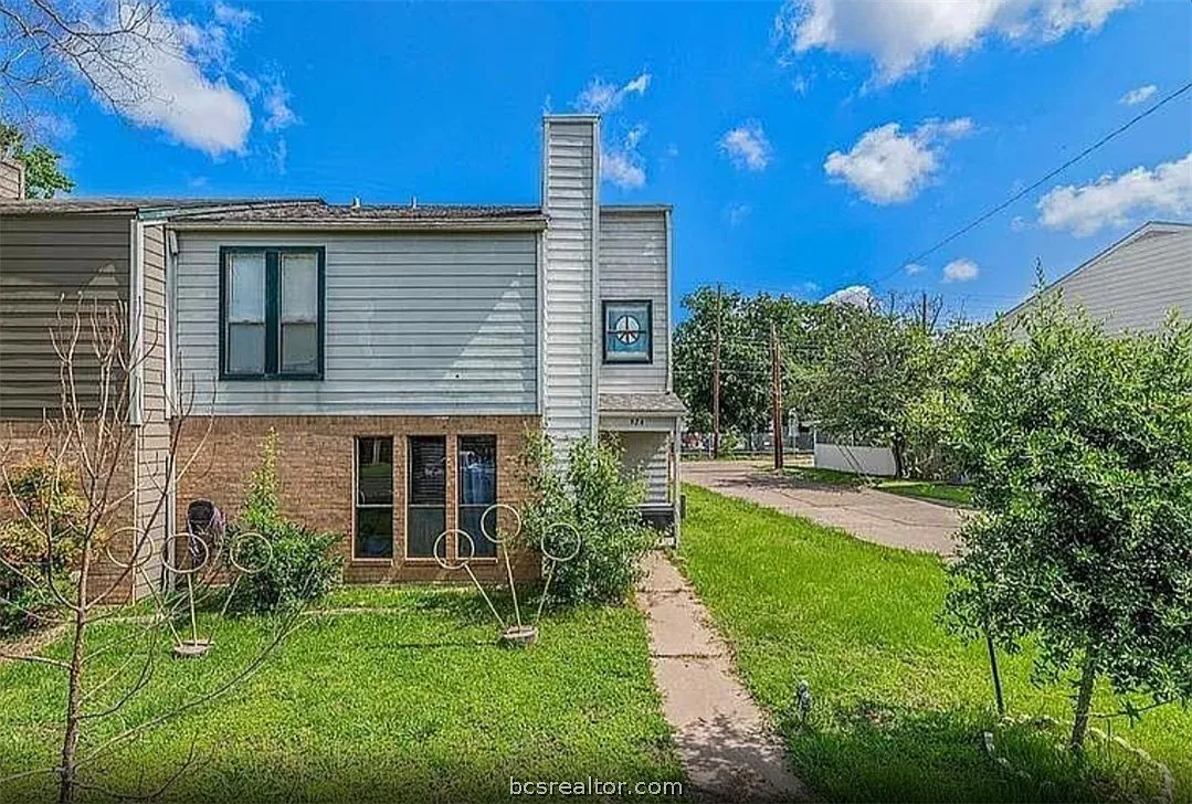 3 bed, 1.5 bath, 1282 sqft, $1,500 — Photo 1