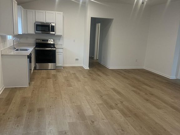 3rd image of 110 Lucy Ln