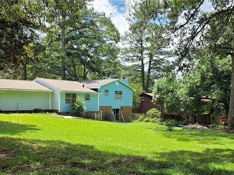 3533 Charlotte Dr — Photo 3