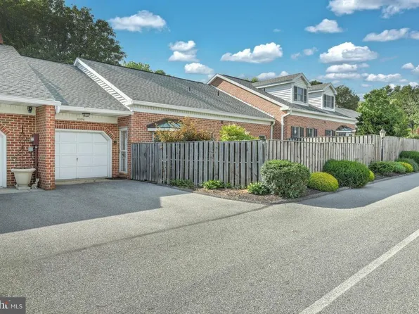 2026 Wyntre Brooke South Dr, York, PA 17403