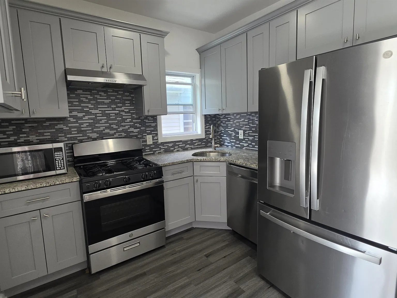 3 bed, 1.5 bath, 1000 sqft, $2,500 — Photo 4