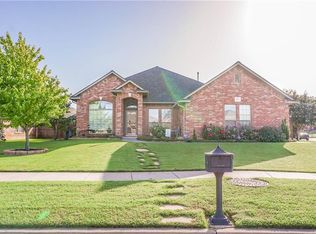 804 Oak Creek Dr, Moore, OK 73160