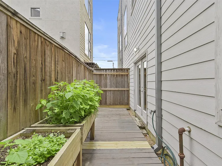 901 Roy St — Photo 28