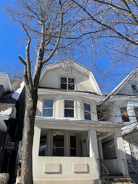 2nd image of 958 E 13th St
