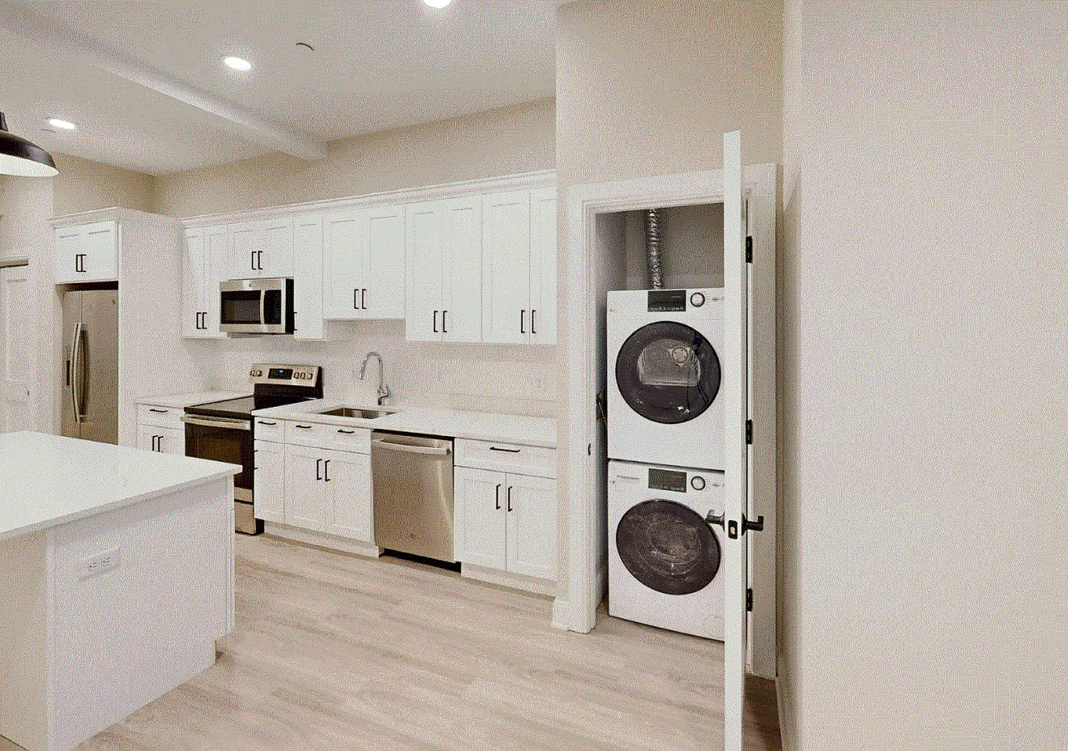 Charming 4 Bedroom-No Broker Fee — Photo 1