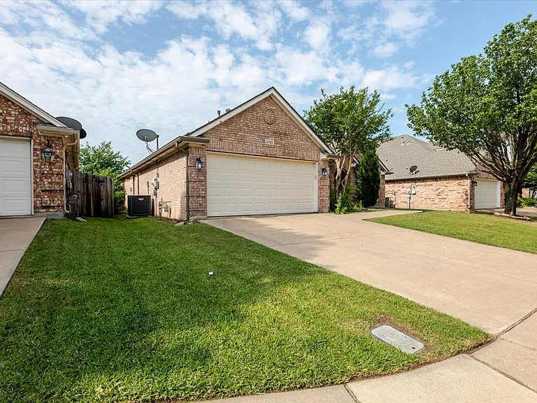 2720 Alpena Dr — Photo 2