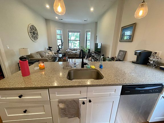 3rd image of 611 W Oakdale Ave APT 2