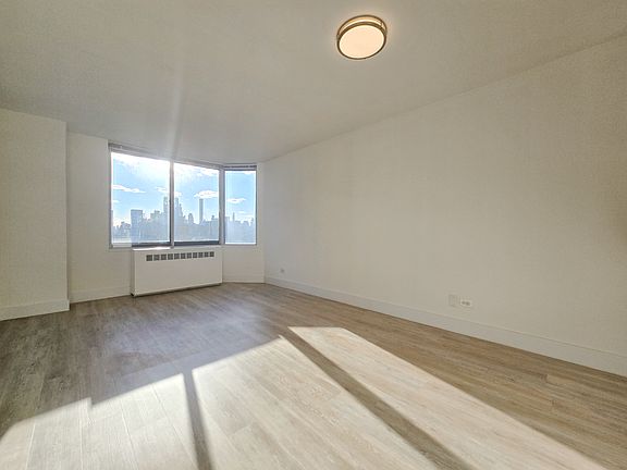 4th image of 1735 York Ave APT 31F