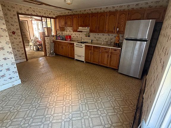 4th image of 21 Everett St