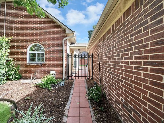 5th image of 1302 Wickshire Ln