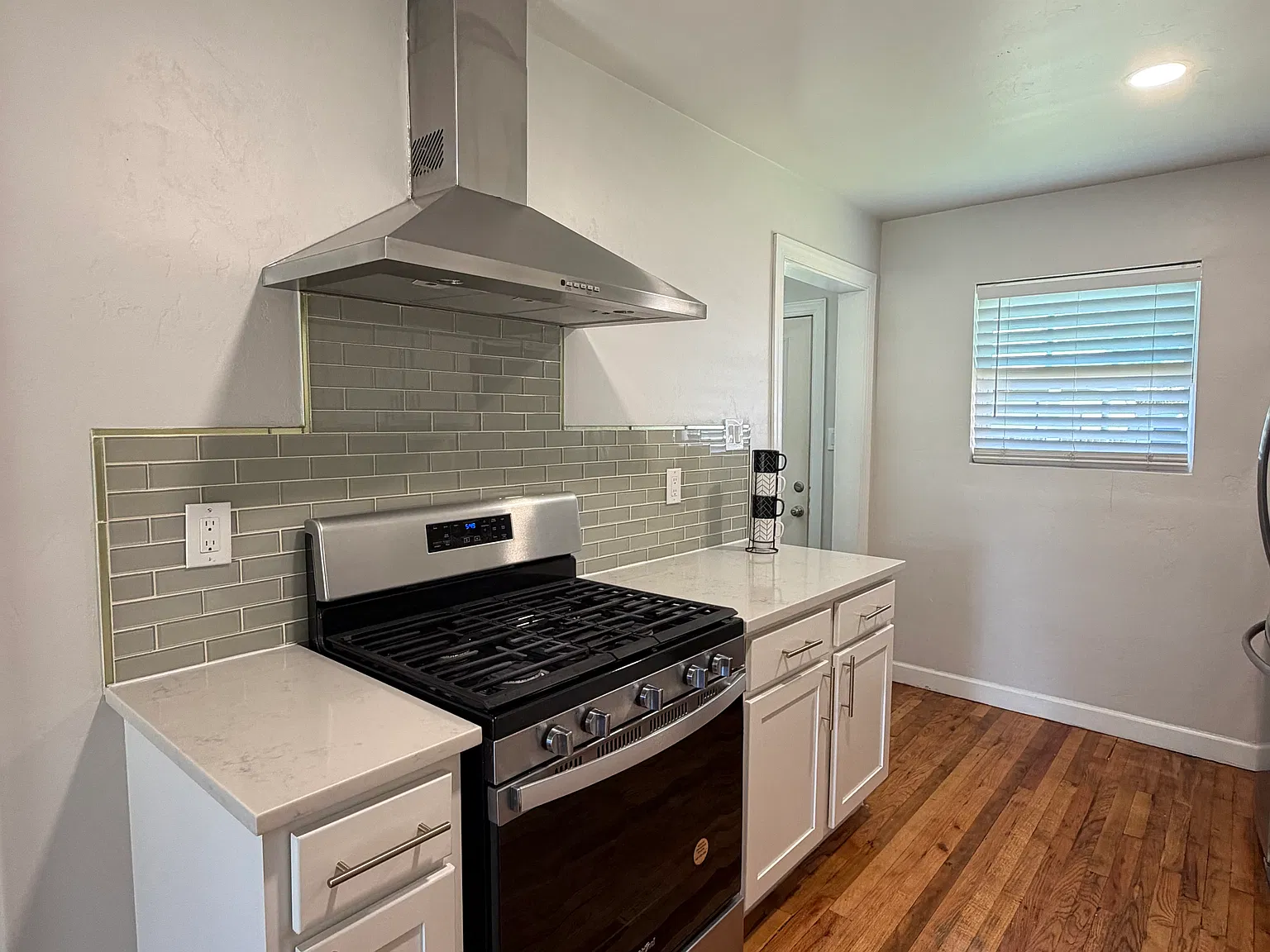 3 bed, 1060 sqft, $2,400 — Photo 4