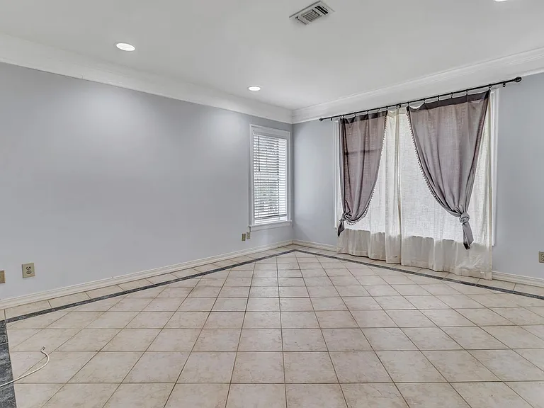 112 Cloverleaf Ave — Photo 14