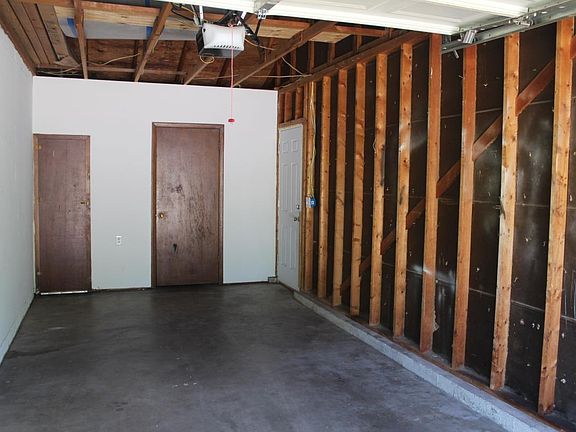 Extra-Long Garage with Automatic Garage Door and Washer/Drye