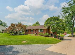 17447 Lakefield Rd, Round Hill, VA 20141